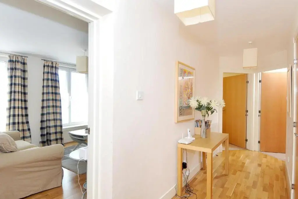 201 Quiet 2 Bedroom Property With Secure Private Parking