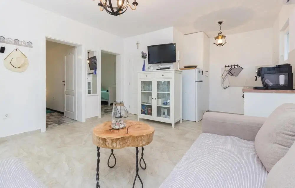 Four-Bedroom Holiday Home In Zdrelac