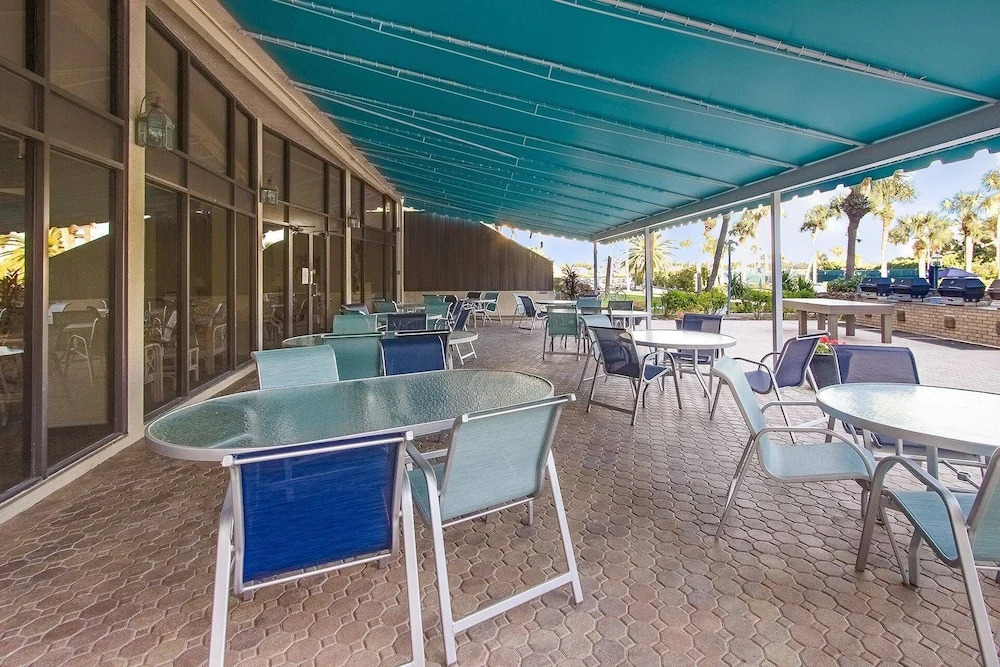 Harbor Towers 4th Fl Pool & Bay Views End Unit
