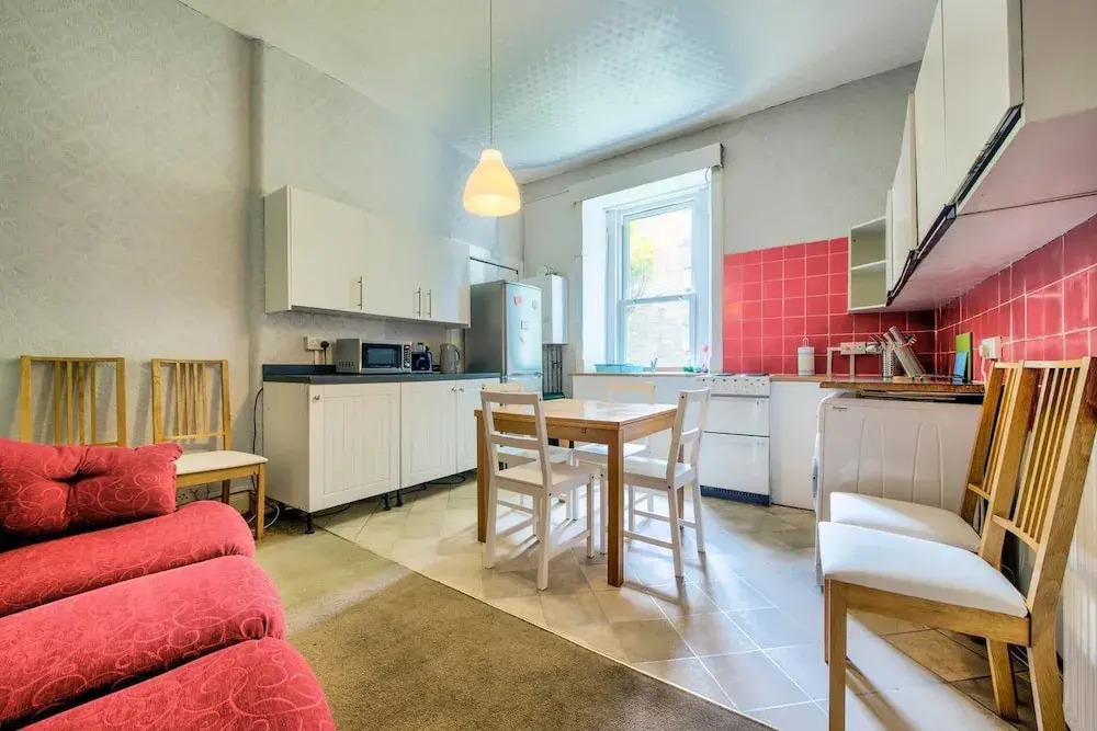 Spacious 4 Bedroom Apartment on the South Side
