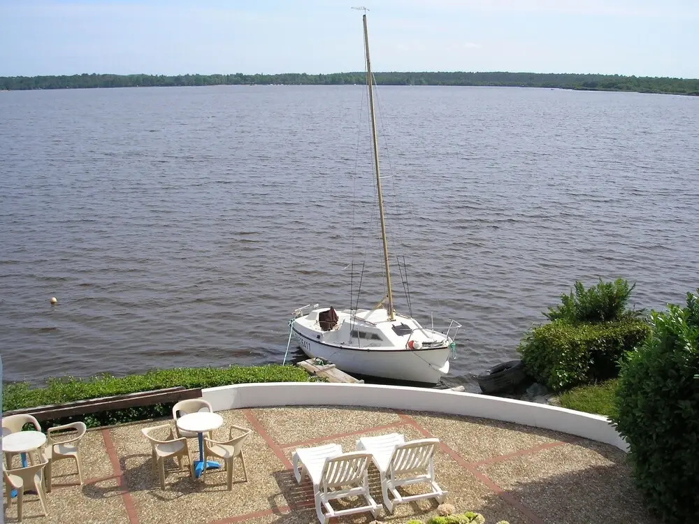 Les Rives du Lac de Léon