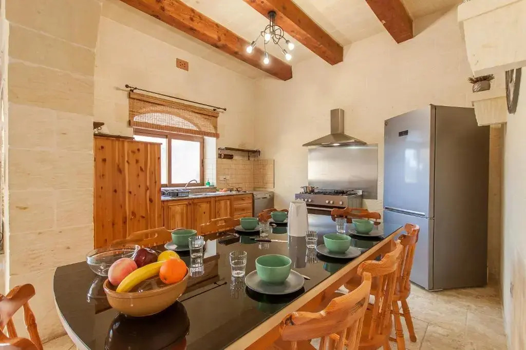 Centre Island Gozitan Farmhouse & Pool - Happy Rentals