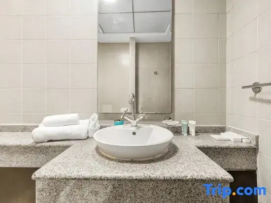 Spacious 2BR Apartment with Marina & Gulf Views