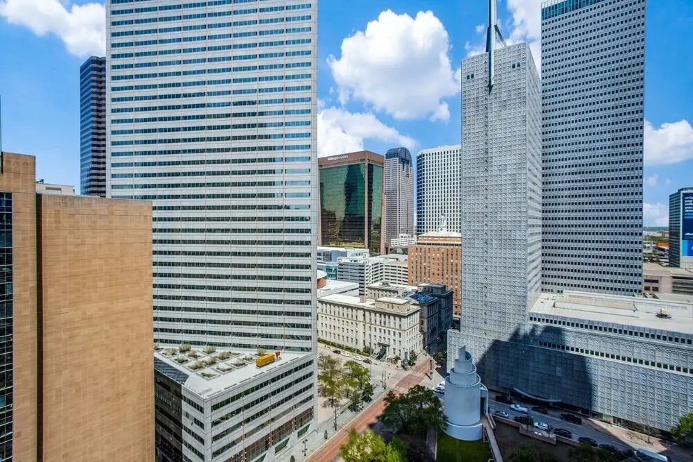 22nd FL Bold CozySuites w/pool, gym, roof