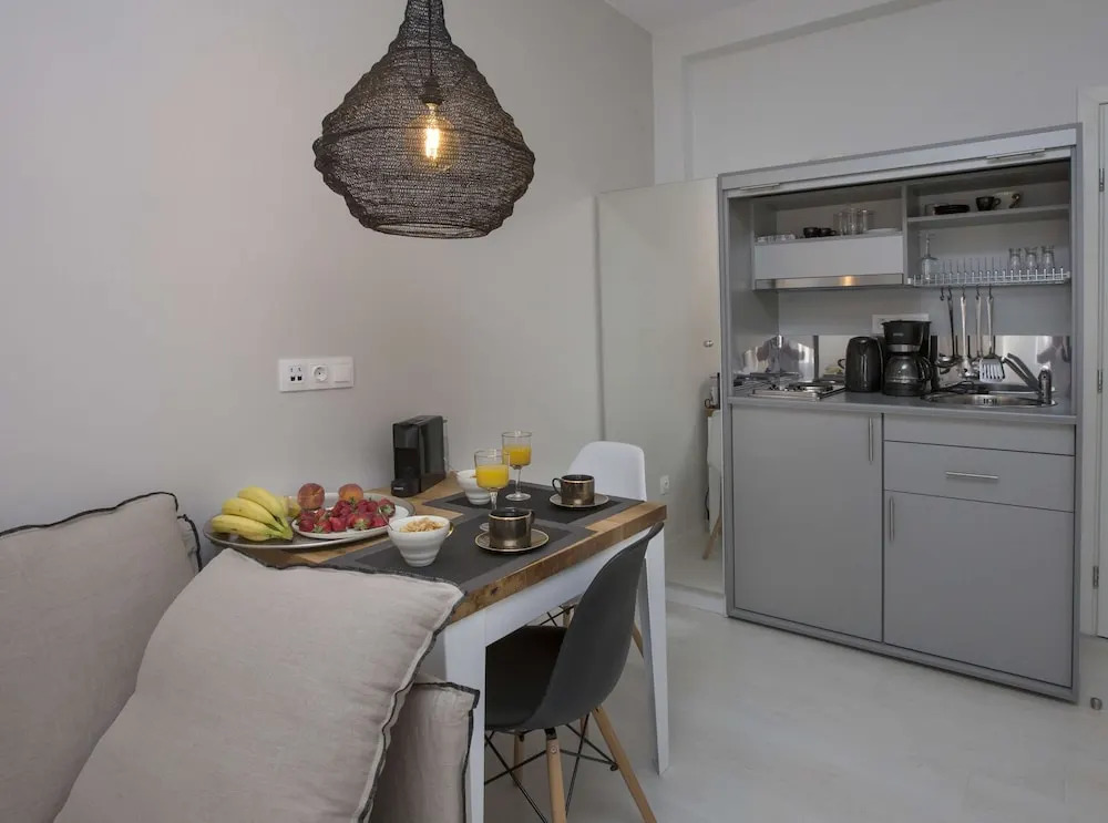 Ermou Stylish Suites by GHH