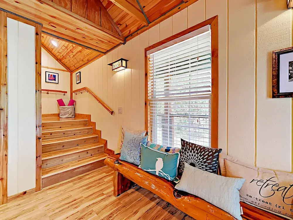 10202 Wommack Rd House - 5 Br home by RedAwning