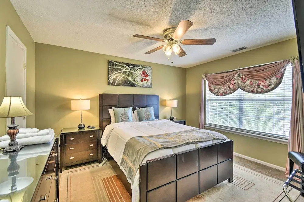 Hampton Home w/ Fireplace + Close to Beaches!