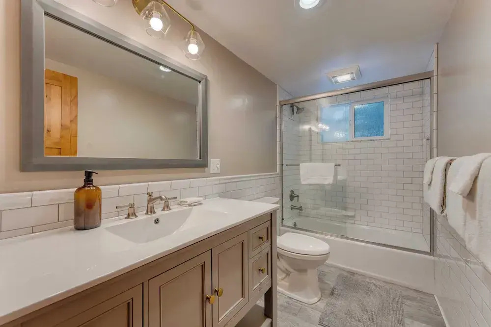 Peaceful Tahoe Retreat by Avantstay Cozy Modern Cabin Sauna, Hot Tub + Fireplace Near Lake