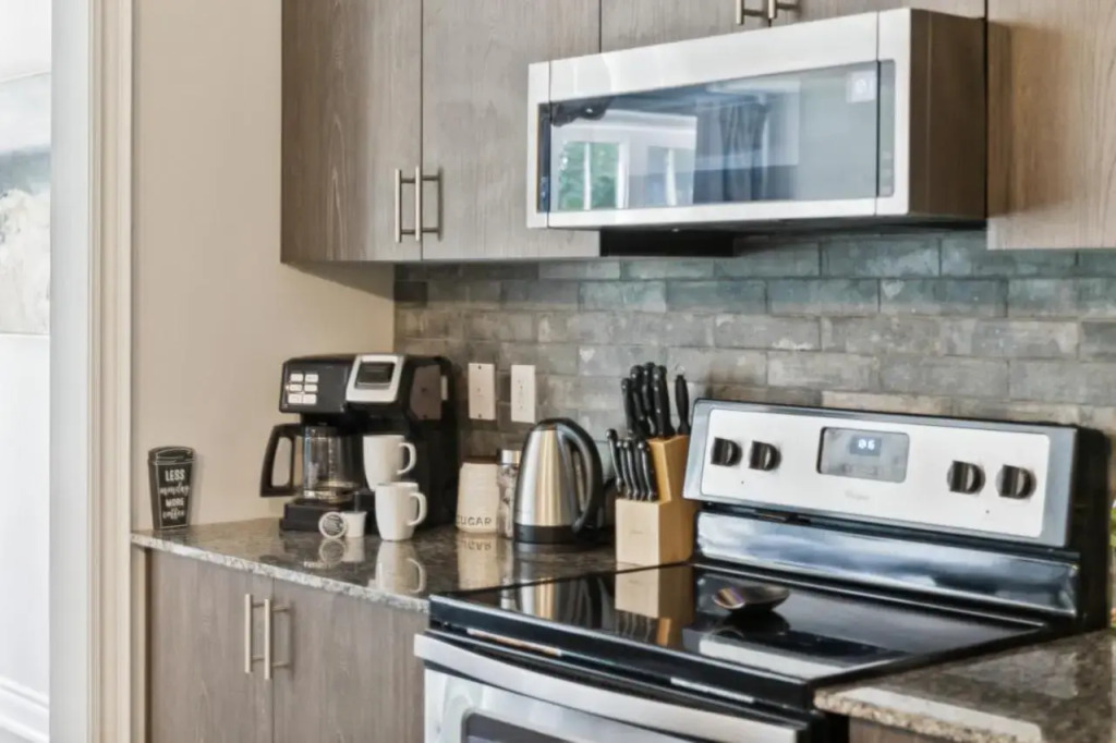 Exceptional 3 BDRM Townhome - 4 Seasons Rental