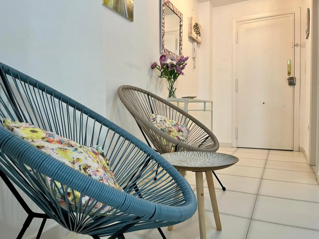 Apartamento con parking y piscina frente al mar para 4 personas