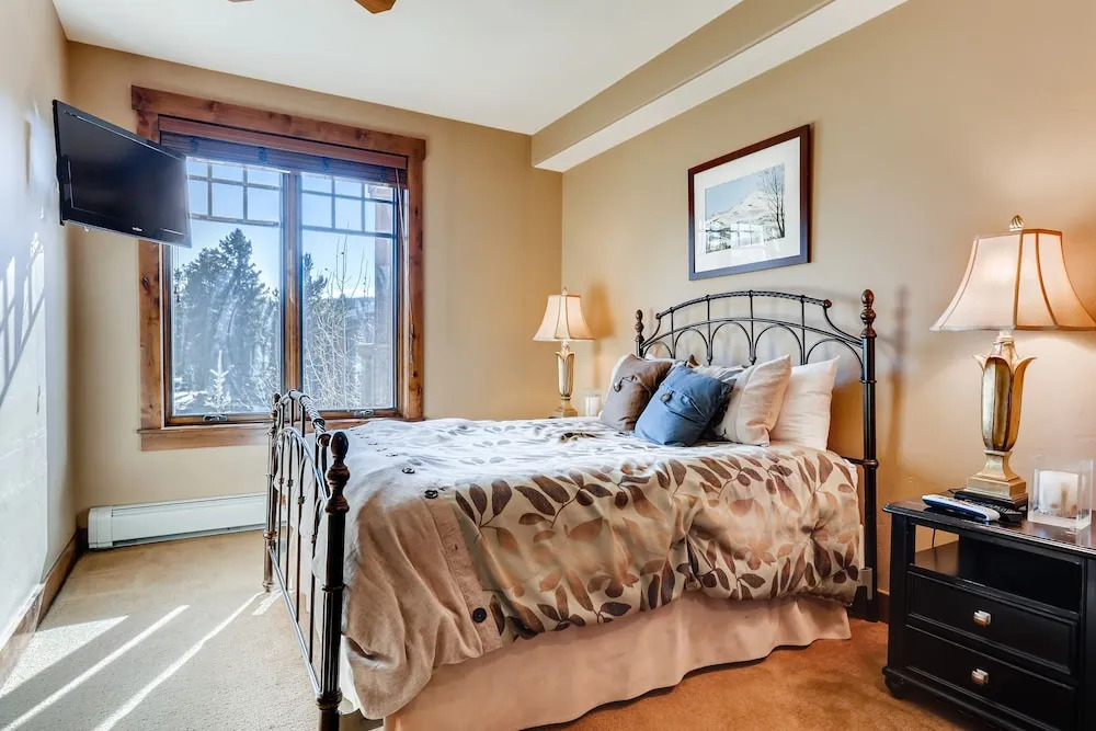 Luxury Water House Ski W/ Pool & Hot Tubs 3 Bedroom Condo