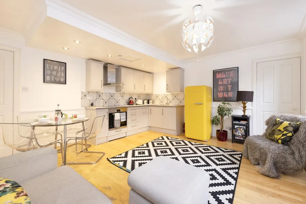 JOIVY Charming 1-Bed Home W/Patio Nearby The Castle
