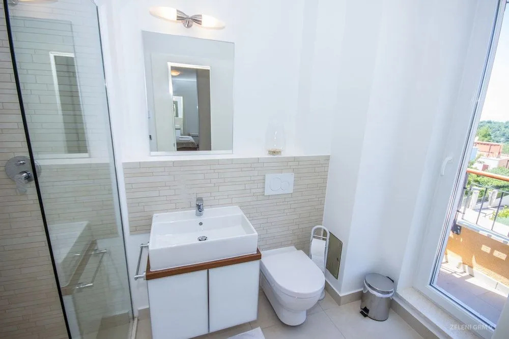 Villa Oleander by Domus Mirus - Rooftop Cinema & Pool & 6min Walk to Beach