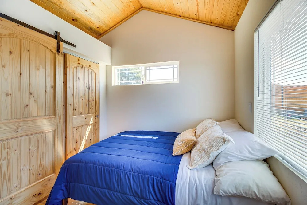 2 Mi to Rainbow Lake: Lovely Lakeside Tiny Home