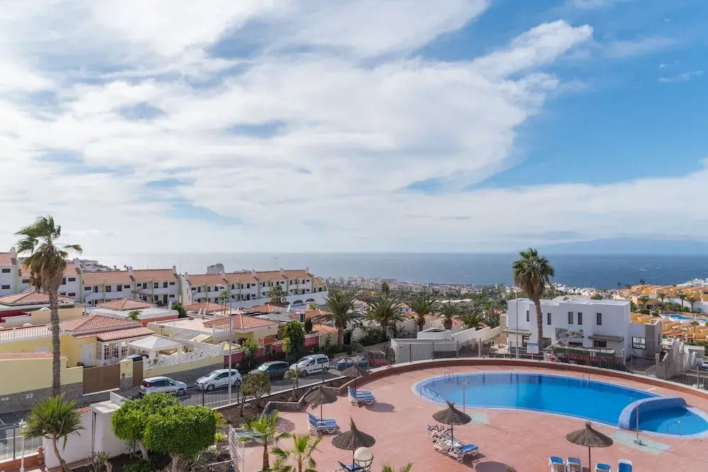 Tidy Apartment, Small Terrace and Air Conditioning