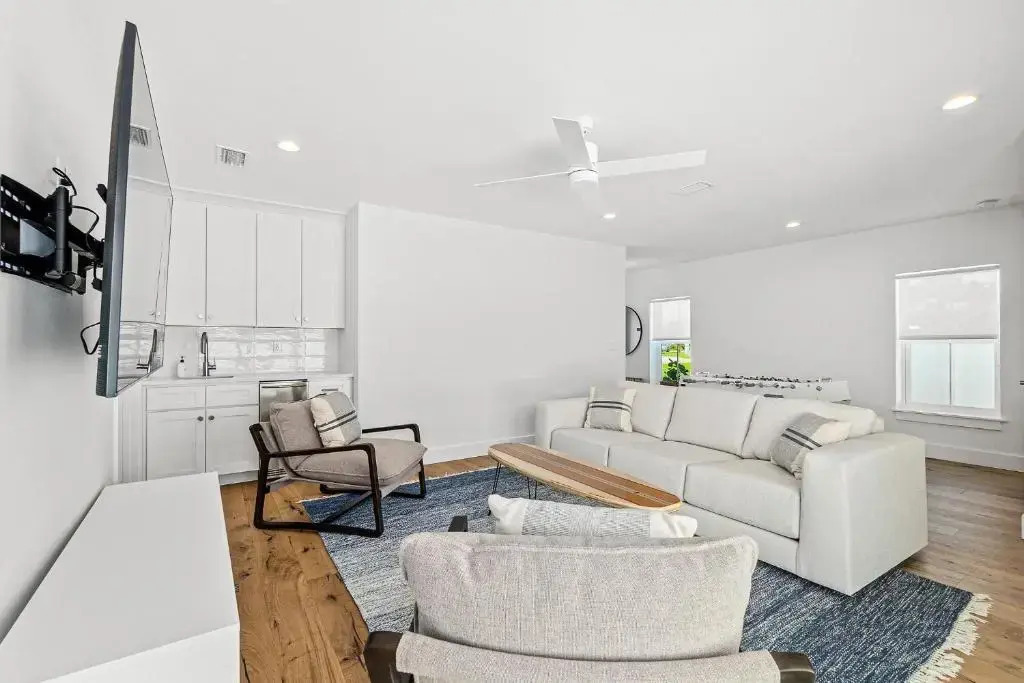 Endless Summer Oasis- Luxury 5br, heated pool, elevator, steps to ocean!