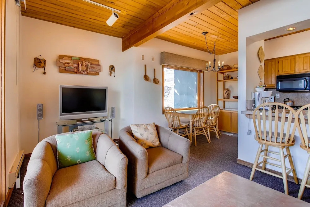 1 Br With Amazing Views Of Mountain Range 1 Bedroom Condo - No Cleaning Fee! by RedAwning
