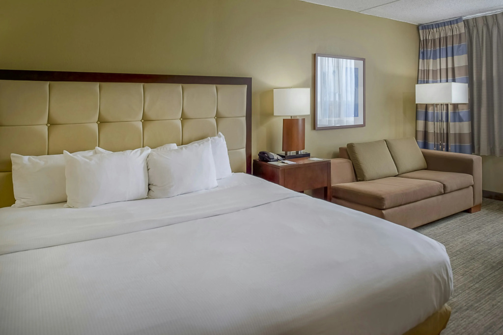 DoubleTree by Hilton St. Louis at Westport