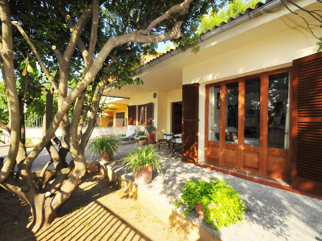 Well maintained house with garden 100m from the beach, patio, BBQ and wifi