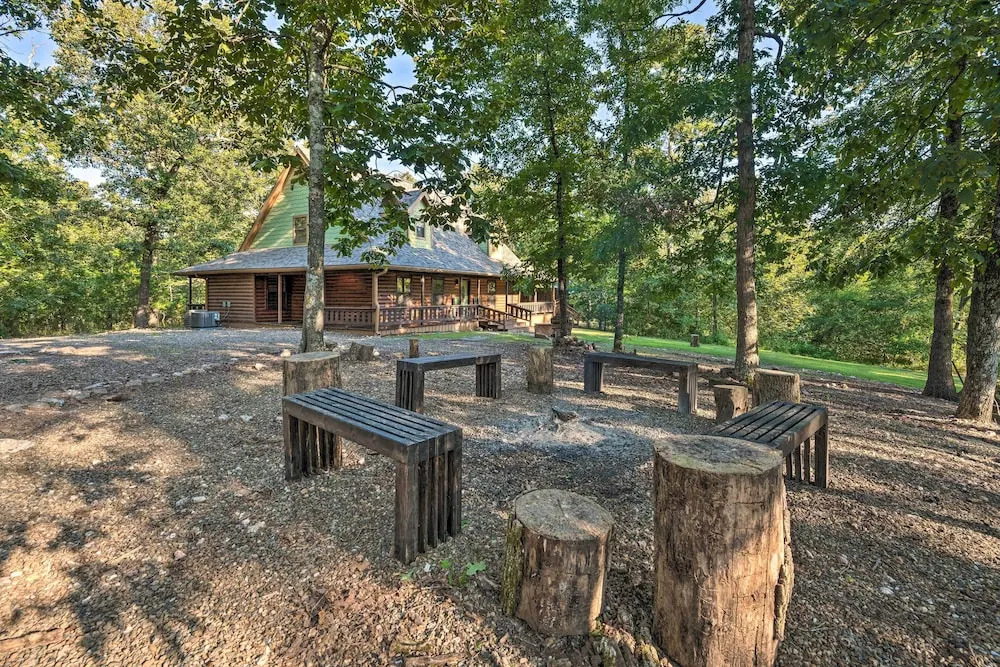 Broken Bow Retreat on 2 Acres w/ Hot Tub & Deck!