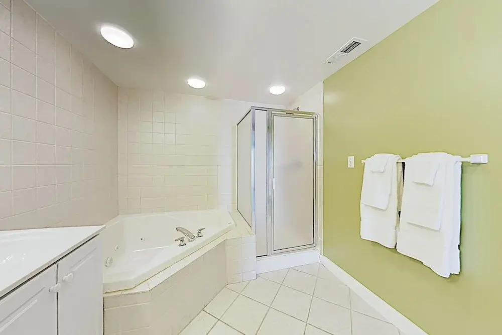New Listing! Ocean-view W/ Rooftop Pool 3 Bedroom Condo