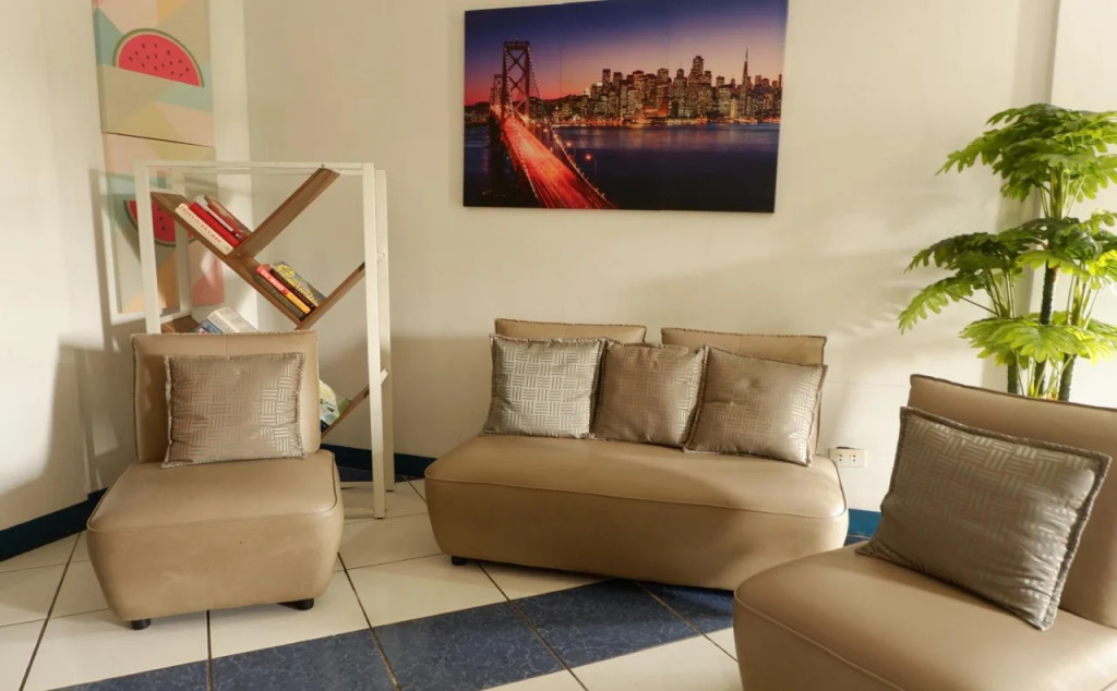 Country Living Hostel - Tagaytay Center
