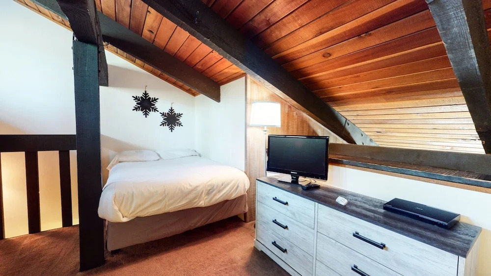 Horizons 4 150 Mountain Rustic, Walk To Shops and Restaurants, On Shuttle Route to Lodges by RedAwning