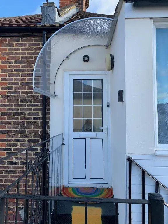 2 Bed 1st Floor Apartment-Own Entrance & Parking