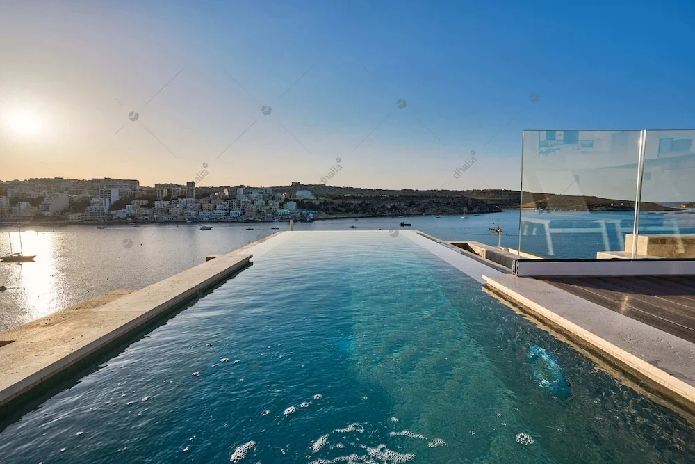 Luxury House With Pool