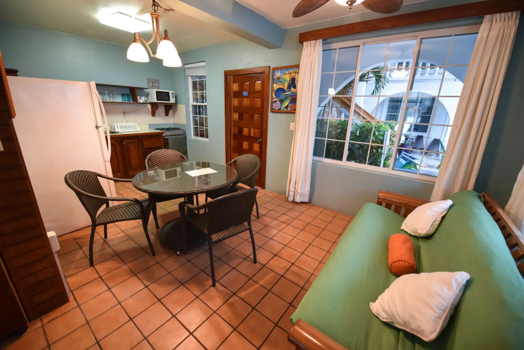 Blue Tang Inn - Beachfront Suites and Pool