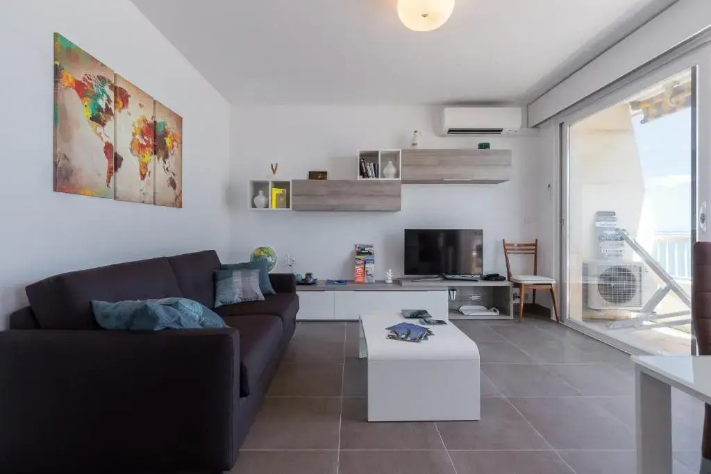 GORGEOUS APT with TERRACE, ELEVATOR, AC, FREE PARKING