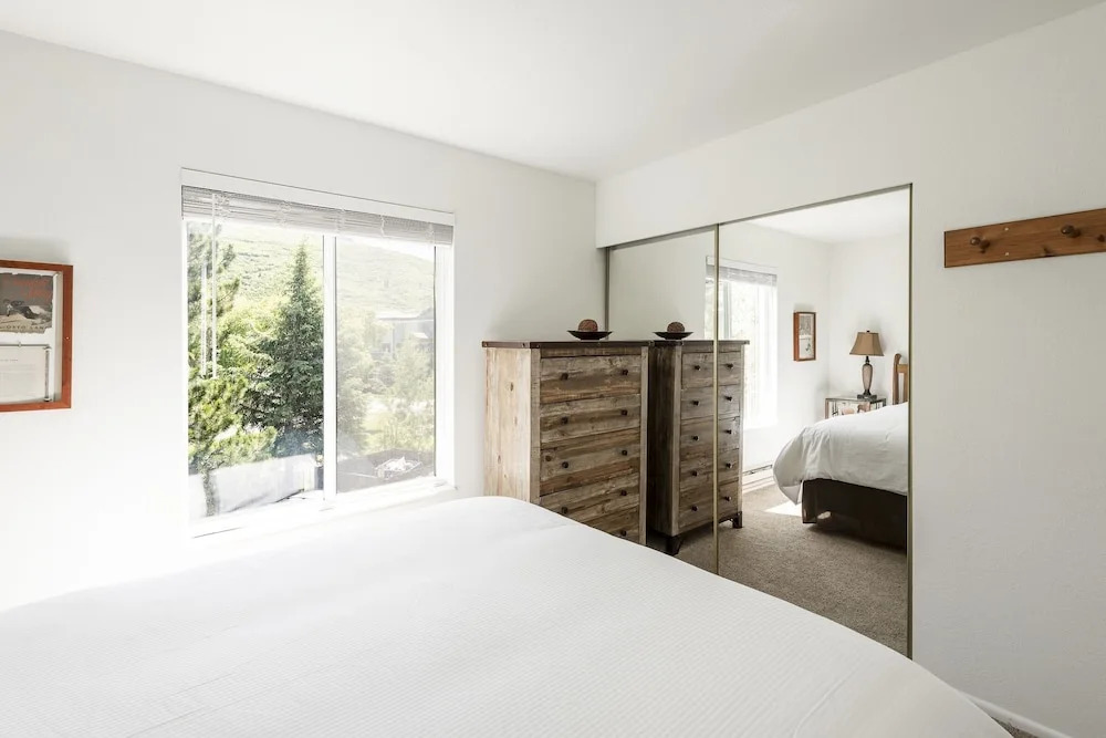 Snowcrest 300 1 Bedroom Condo by RedAwning