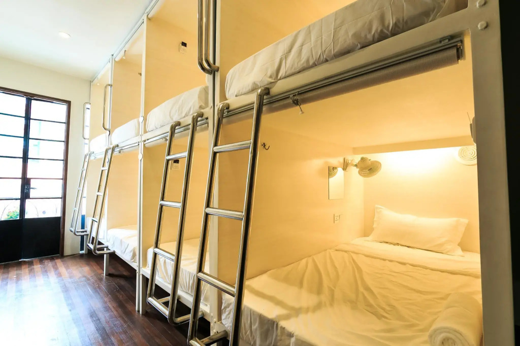 Tambayan Capsule Hostel & Bar