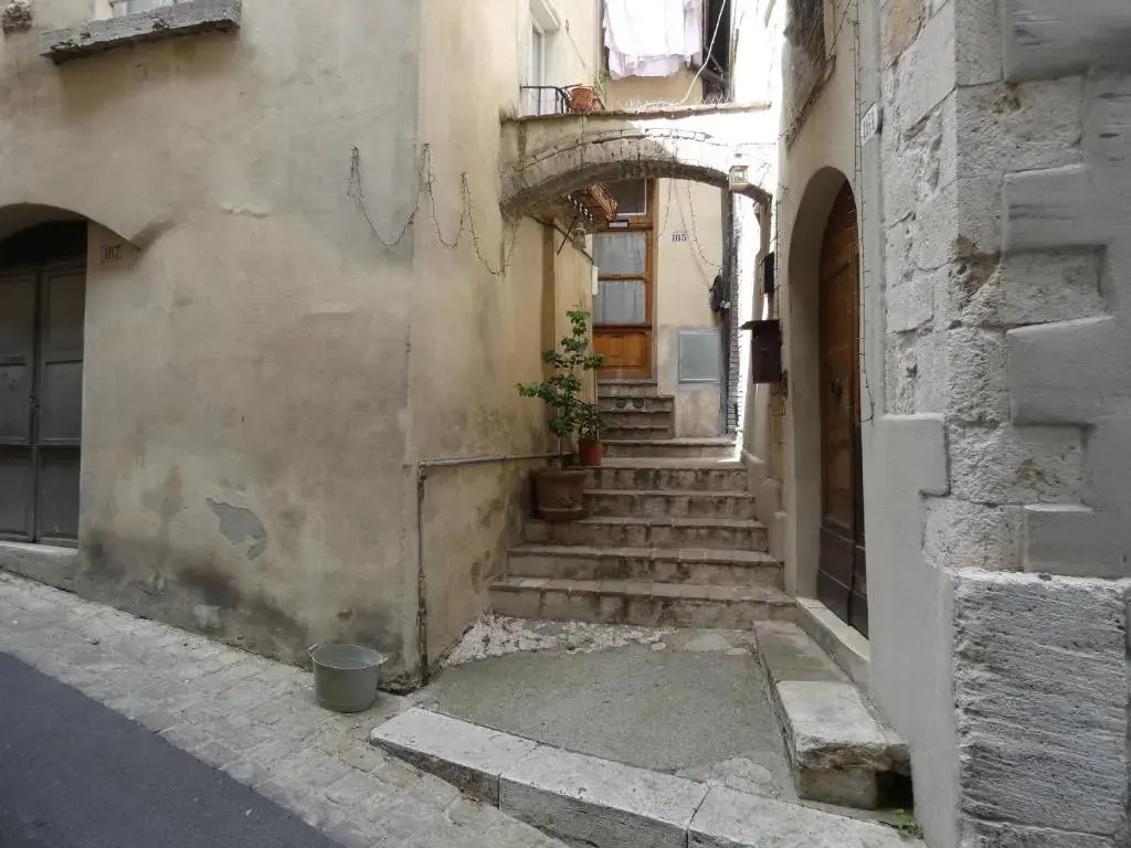 SCAPPO IN UMBRIA, nido cruxburgi