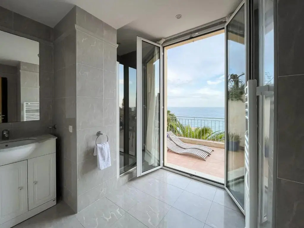 Villa lensoleillée vue panoramique mer, 250m de la plage et du centre ville
