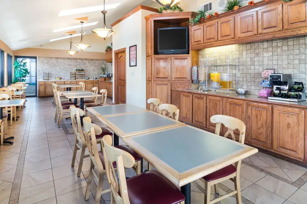 Econo Lodge Inn and Suites Arlington