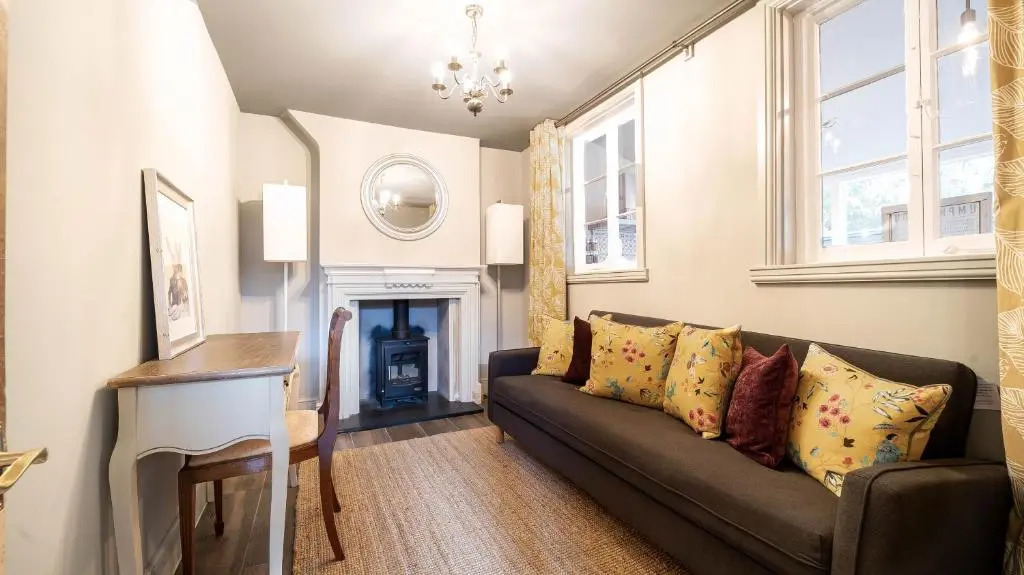 Cosey 2 Bed Cottage With Pool 35 Mins From London