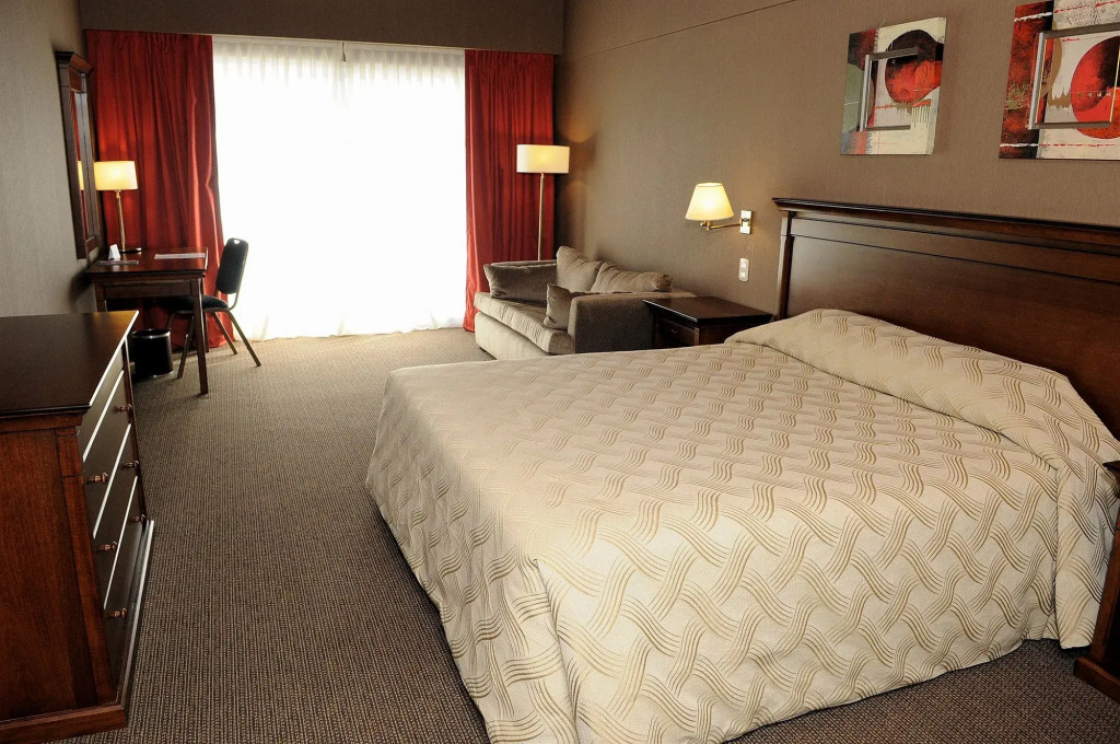 Howard Johnson Pilar Resort Spa & Convention Center