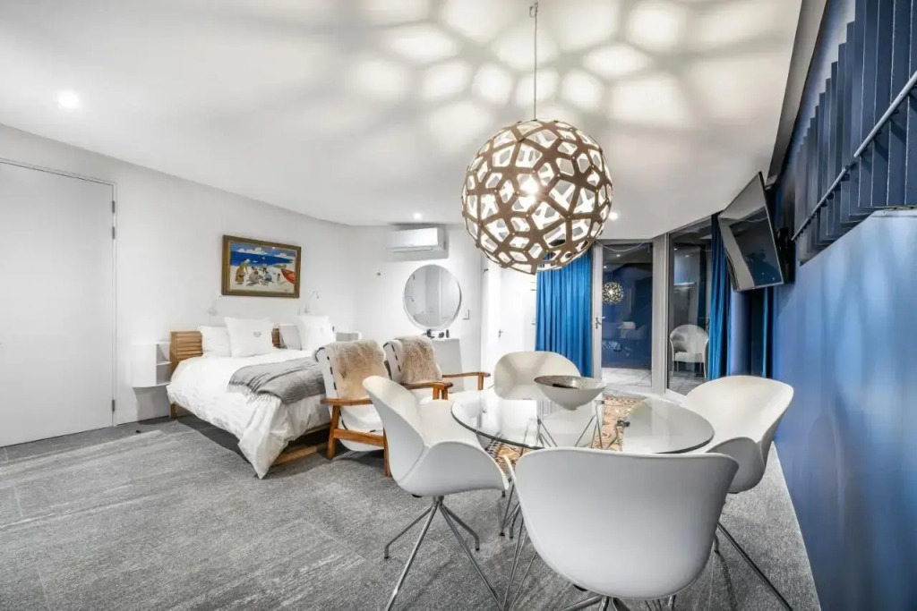 17 Marine, Designer Solar Powered Apt
