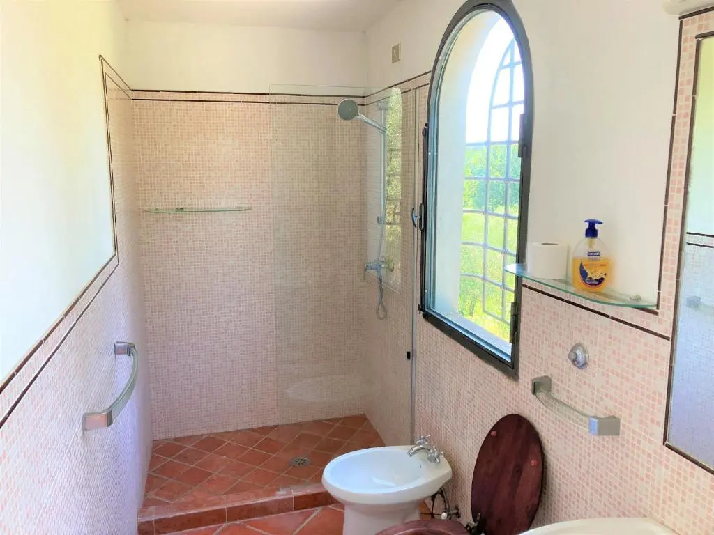 Tuscan villa with views and pool. Hosts up to 15