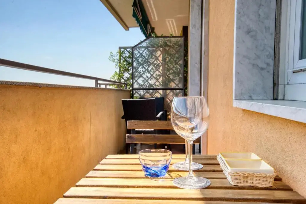 CaseOspitali - CASA LUCE a due passi dal SAN RAFFAELE - 1 bedroom e divano in soggiorno
