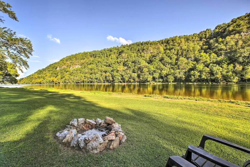 Cozy Waterfront Cottage w/ Deck on White River!