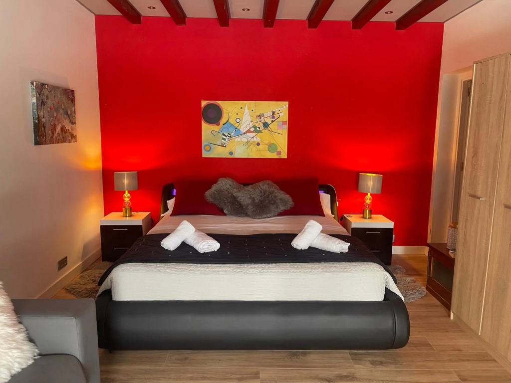 Habitación con cama extra doble más sofa cama apta hasta para 4 personas con baño privado