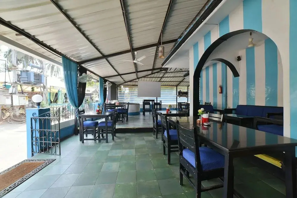 Oyo 30128 Reddys Hotel