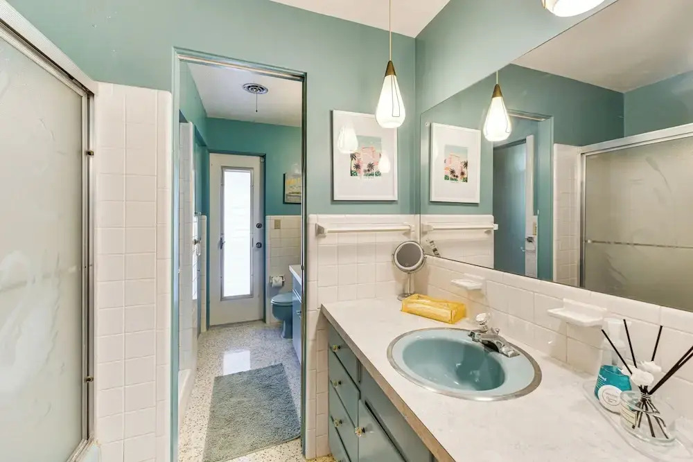 Lanai & Pet Friendly! Retro-chic Sarasota Home!