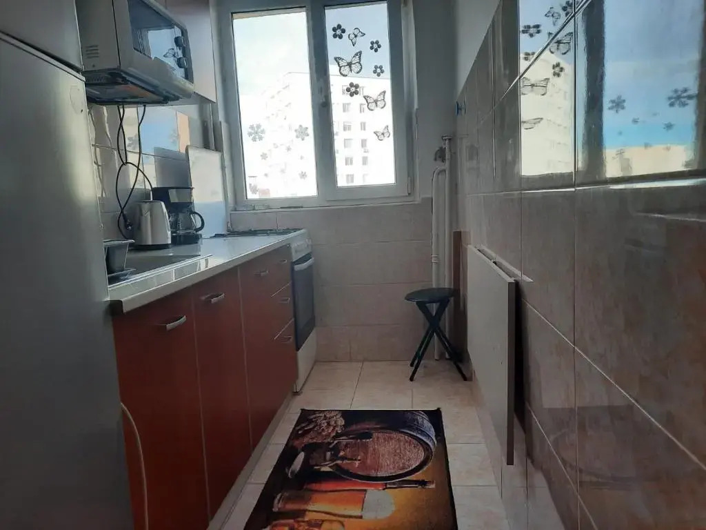 Apartament 3 camere semidecomandat