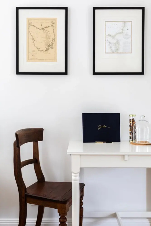 King Bed Studio in the Heart of Richmond