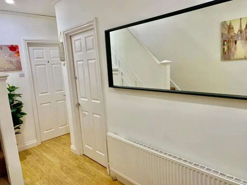 2 Bedroom 2 Bathroom Ground Floor Apartment in Newbury Park Ilford with Garden Parking and Fast WiFi