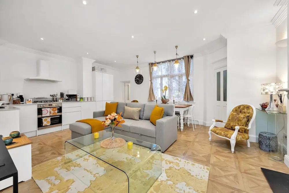 3 Bedroom 2 Bathroom Victorian Flat in Kensington