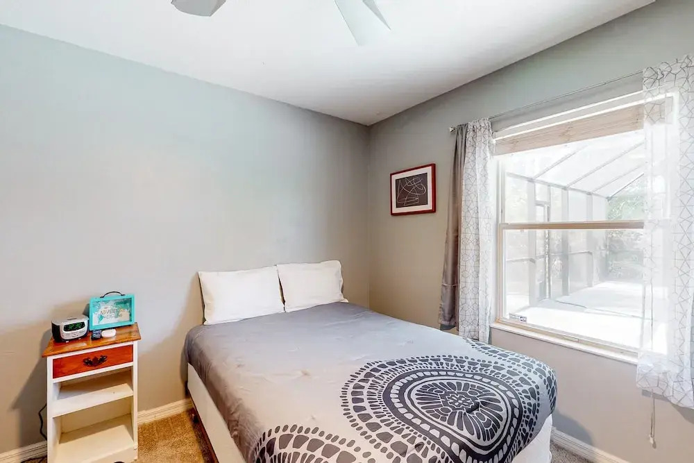 Spacious Home With Enclosed Pool, Open Layout, Washer/dryer, Internet, & AC